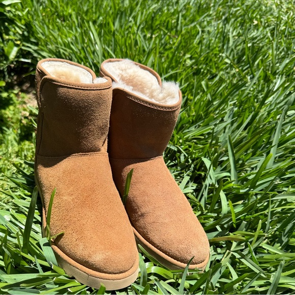 UGG Cory Il Genuine
Shearling Lined Boot- Chestnut Suede size 6.5 - Picture 6 of 12
